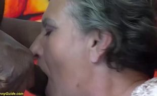 Moreno de pau duro comendo a coroa gostosa Moreno de pau duro comendo a coroa gostosa
