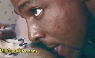 Belas novinhas sexy com a boca cheia de rola neste vídeo