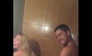 Cara adora ver outro comendo sua mulher