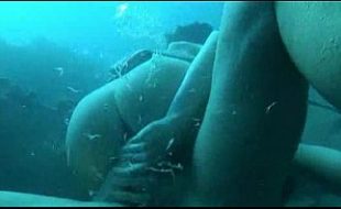 Gostosa na água com a bunda de fora fazendo sexo Gostosa na água com a bunda de fora fazendo sexo