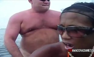 Gordinho rico comendo a negra vadia no vidio amador Gordinho rico comendo a negra vadia no vidio amador