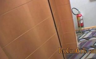 Loira novinha fodendo com o cara que goza nela Loira novinha fodendo com o cara que goza nela