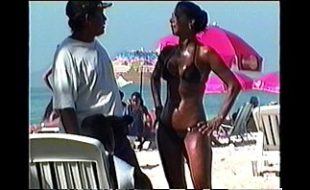 Carioca com um show de bunda toda peladinha Carioca com um show de bunda toda peladinha
