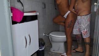 Fui na casa do meu amigo e a mulher dele não estava