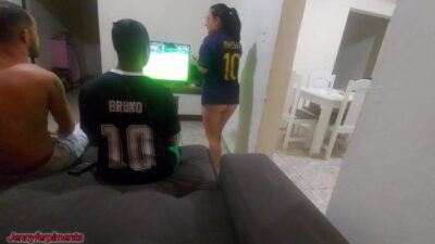 Tive que fazer sexo com amigo do meu marido por causa de uma aposta