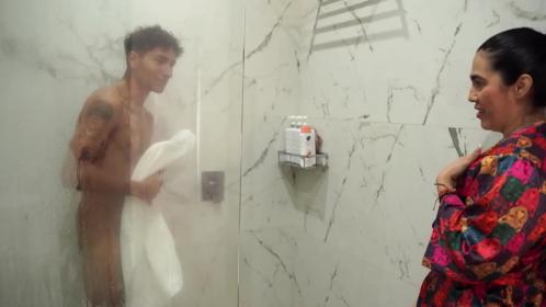 Madrasta acaba transando com o enteado depois de espionar ele no chuveiro