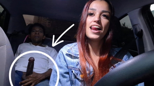 Safada motorista de aplicativo flagra passageiro masturbando atrás