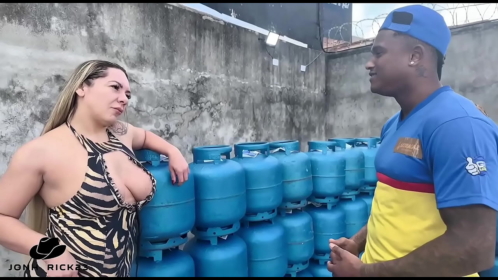 Comi o cuzinho da coroa loira em troca de desconto no gás