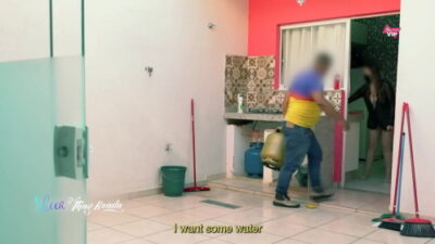 Esposa Thay Ksada sai do chuveiro e cumprimenta o entregador de camisola