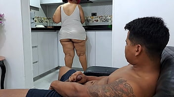 Eu me masturbo vendo minha madrasta arrumar a casa