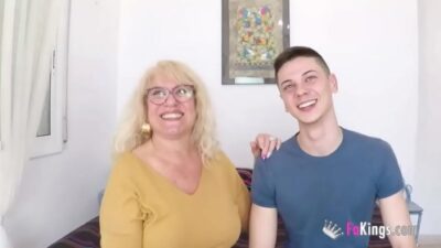 Novato se encontra com uma senhora safada e come a coroa sedenta