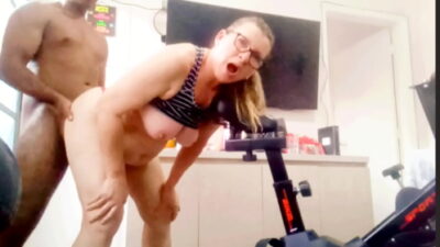 Sogra fazendo aeróbico só de calcinha e o genro não perdeu tempo