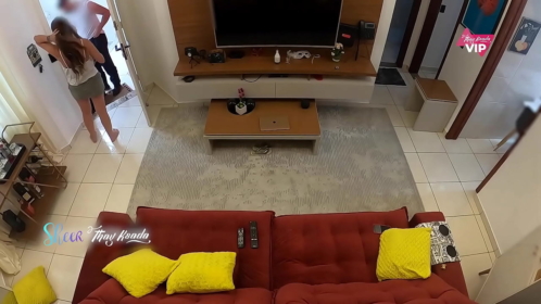 Recebi o entregador safado e chupei ele até ele gozar em mim